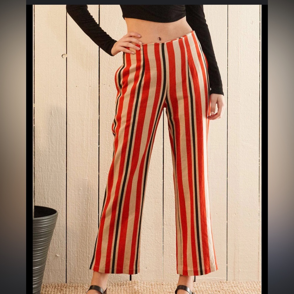 Woman’s Hi Waisted Cripped pants in Poppy.